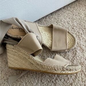 Free w/ Purchase Bettye Muller Tan Espadrille Wedge Sandals size 37